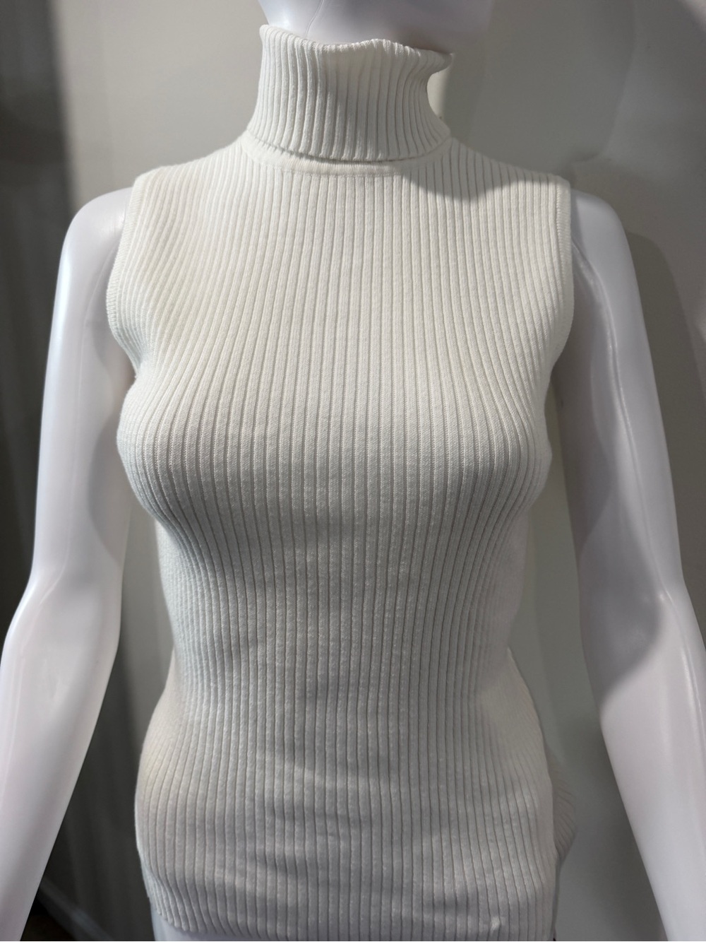 Preswick & Moore Sleeveless Ribbed Turtleneck - White